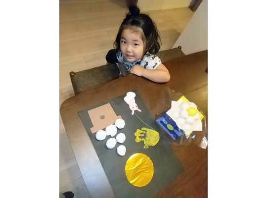 お月見団子と２歳女児