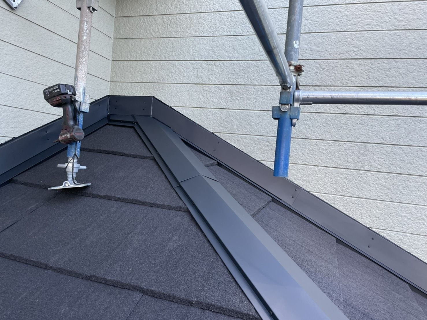 川崎市多摩区　ディプロマットスターへ　屋根葺き替え工事　ジンカリウム鋼板多摩区　葺き替え　ディプロマットスター