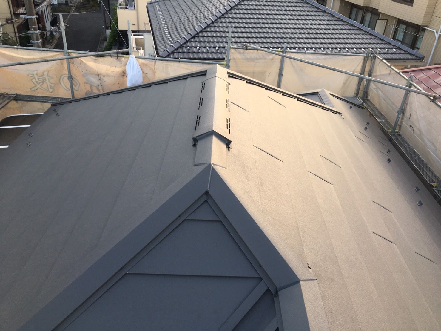 多摩区　屋根カバー工事　スーパーガルテクト　シェイドチャコール