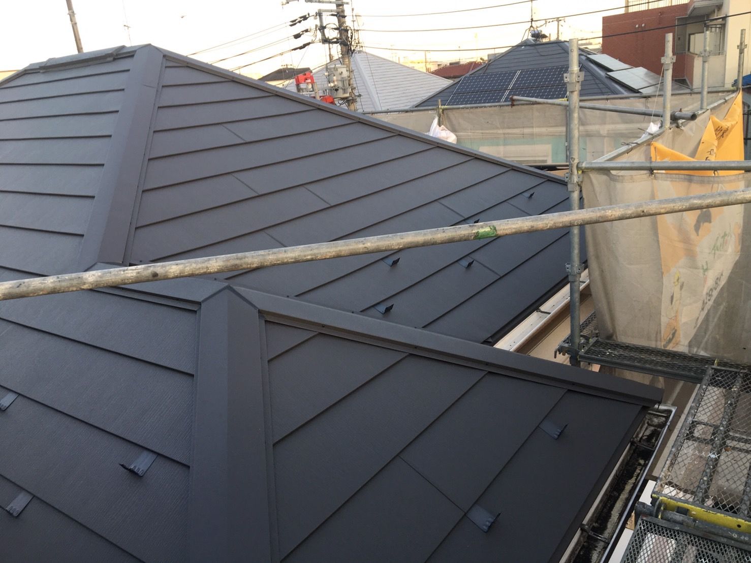 多摩区　屋根カバー工事　スーパーガルテクト　シェイドチャコール
