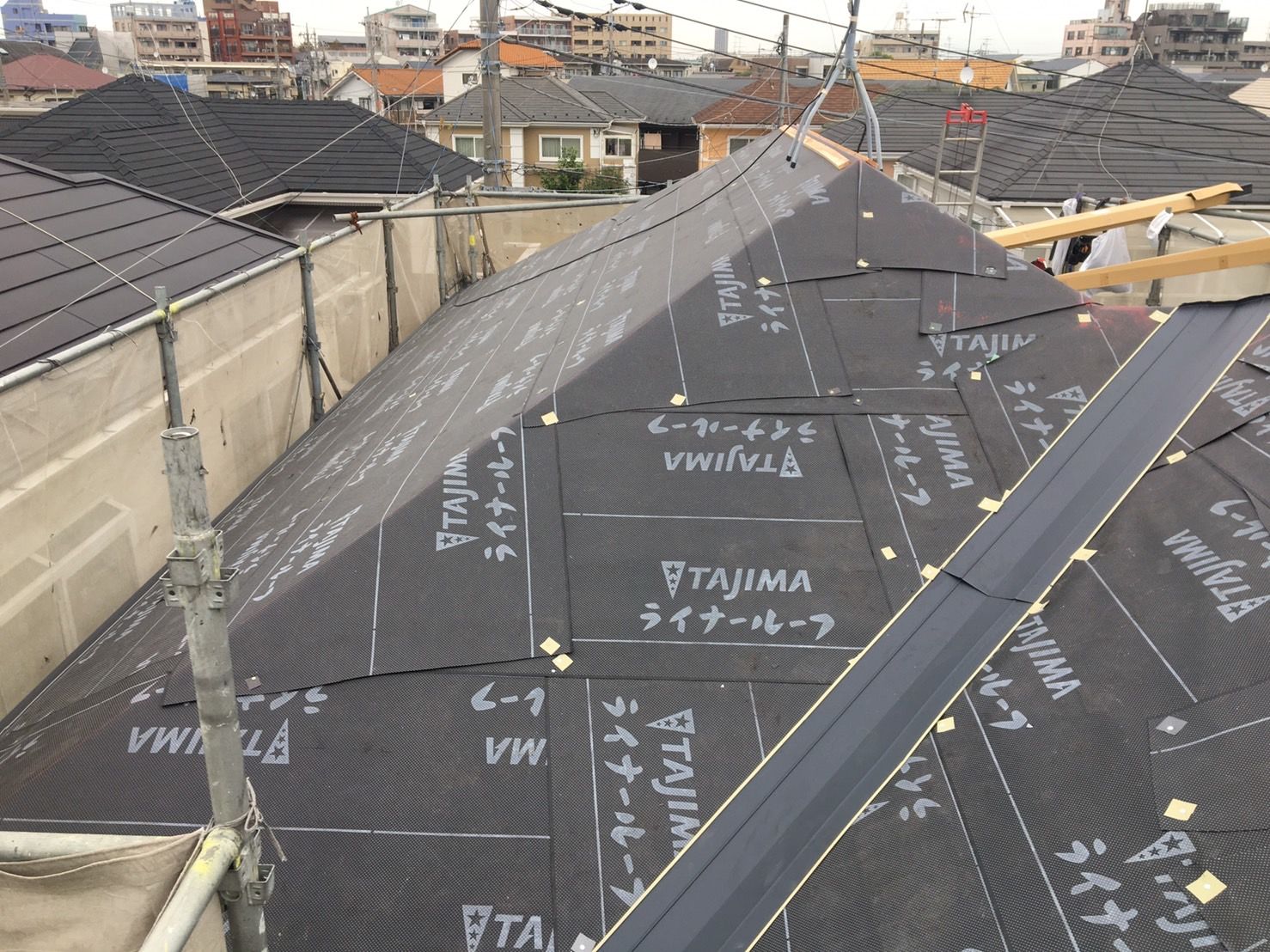 多摩区　屋根カバー工事　谷板金　