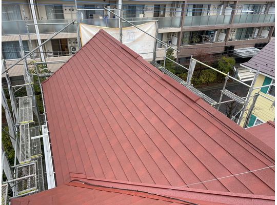 川崎市多摩区　屋根カバー　スカイメタルルーフフラット　ロッソ　ジンカリウム鋼板