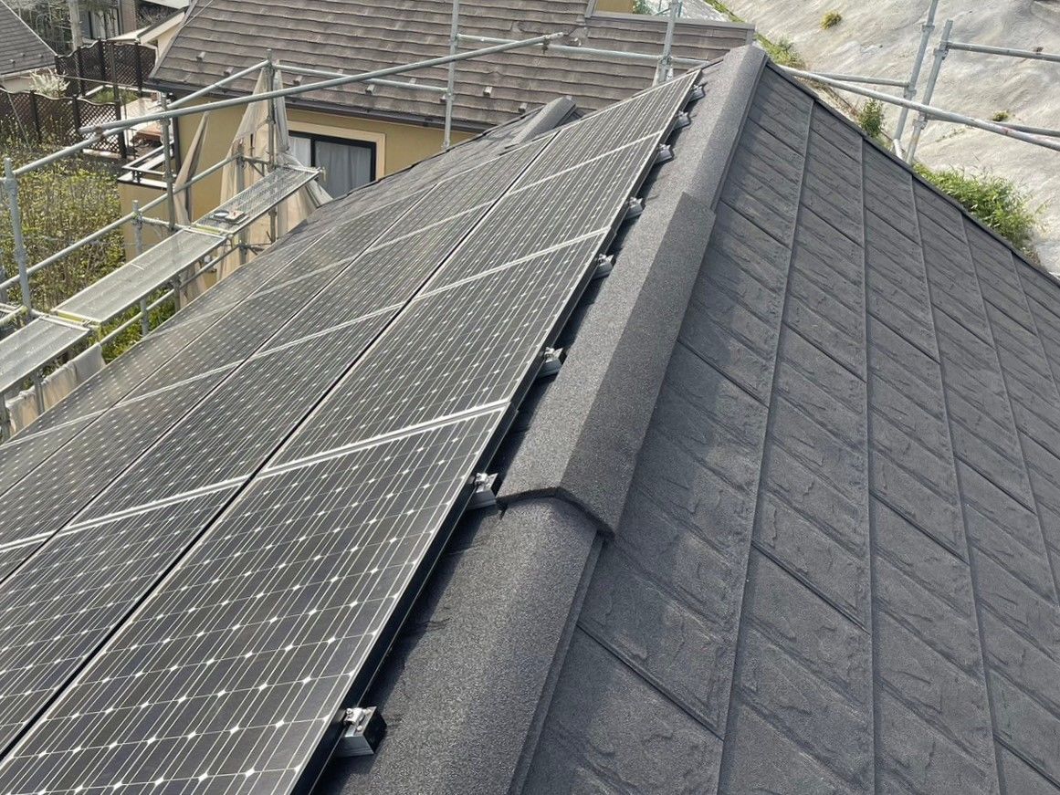 川崎市多摩区　スカイメタルルーフへ　屋根カバー工事　太陽光パネル脱着　ガルバニウム鋼板