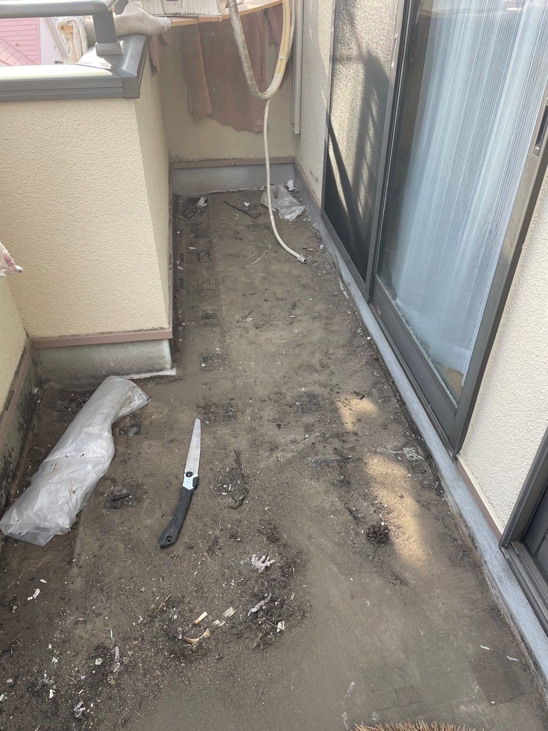 麻生区　バルコニー　タイル撤去