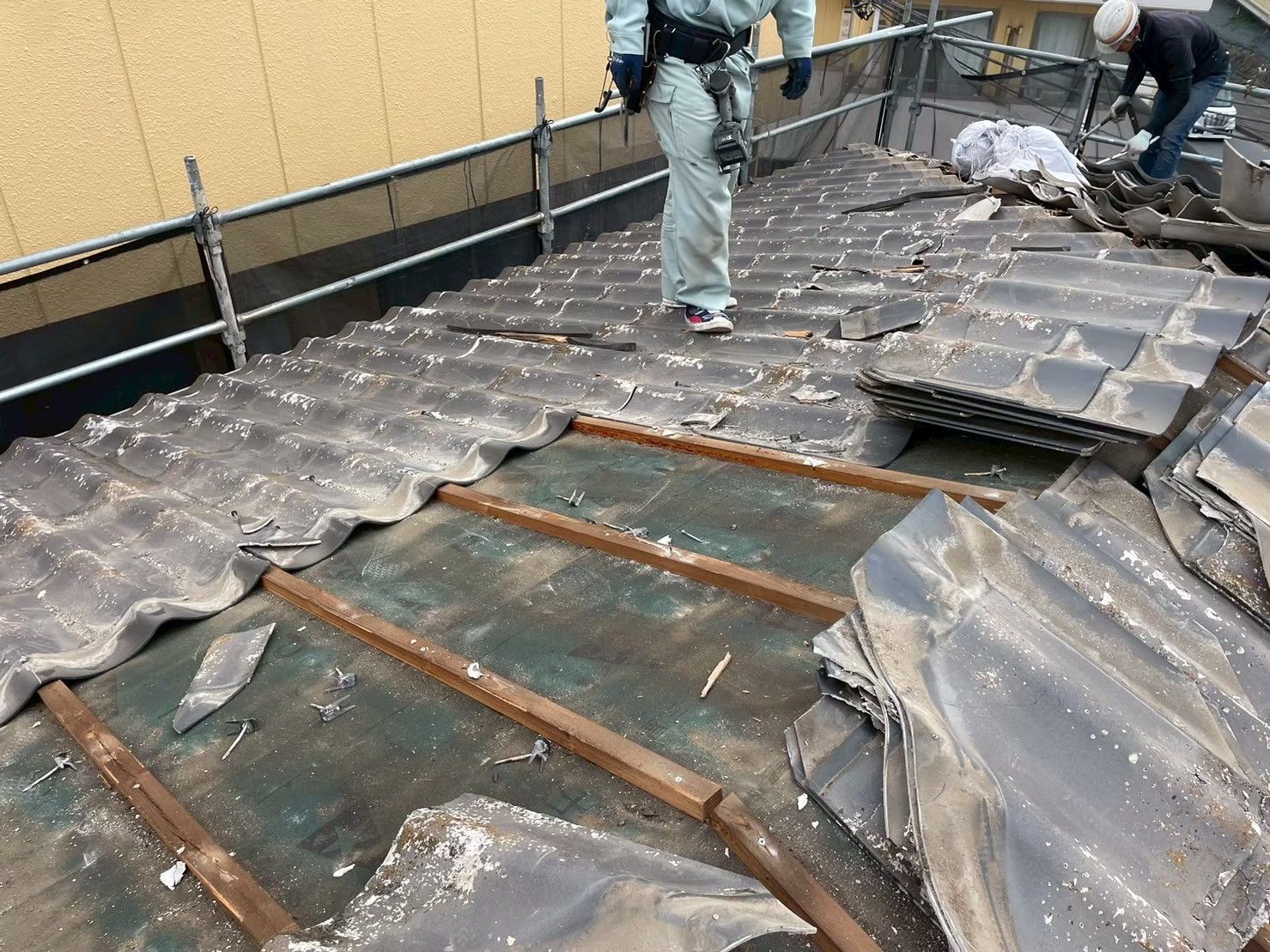 屋根　葺き替え工事　撤去処分