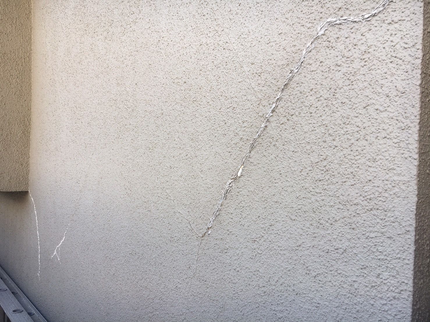 麻生区　外壁塗装　クラック