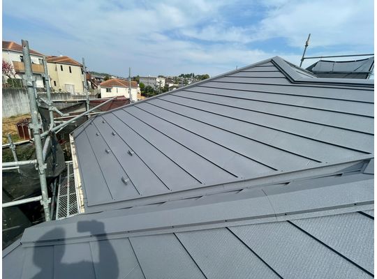 川崎市麻生区　スレートからシルキーＧ２へ　屋根カバー工事　ガルバニウム鋼板