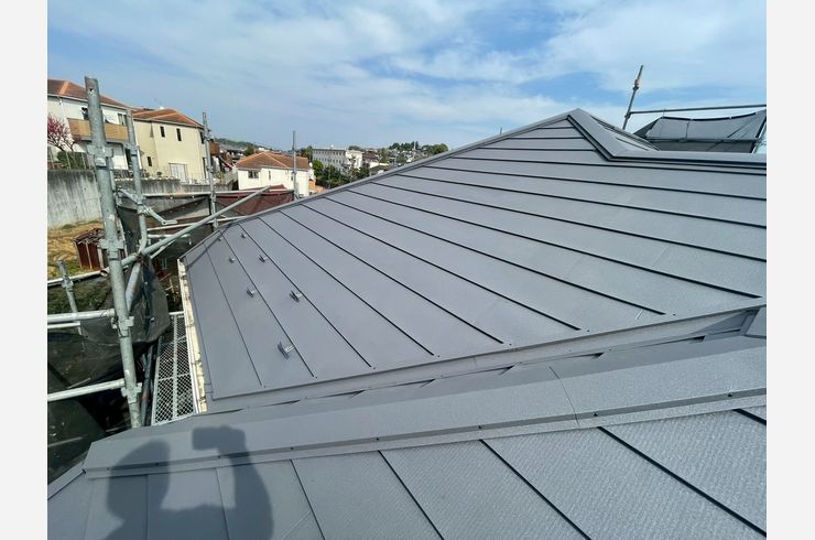 川崎市麻生区　スレートからシルキーＧ２へ　屋根カバー工事　ガルバニウム鋼板