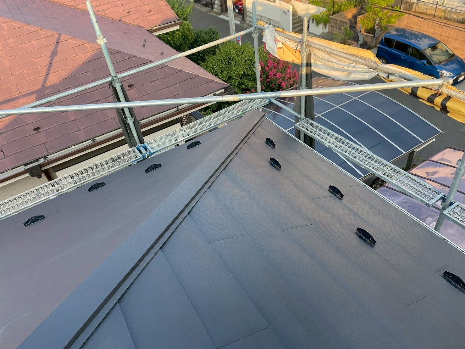 リフォーム　川崎市麻生区　スレートからシルキーＧ２へ　屋根カバー工事　ガルバニウム鋼板