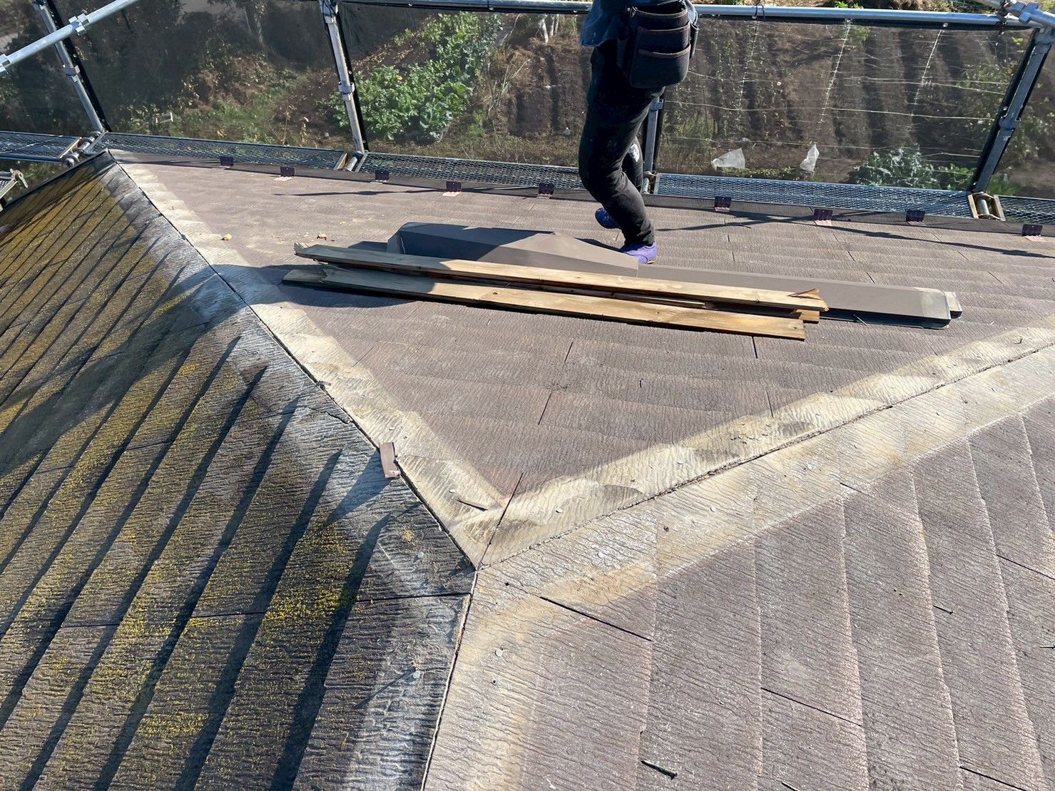 屋根　葺き替え　工事　棟　スレート　ルーフィング