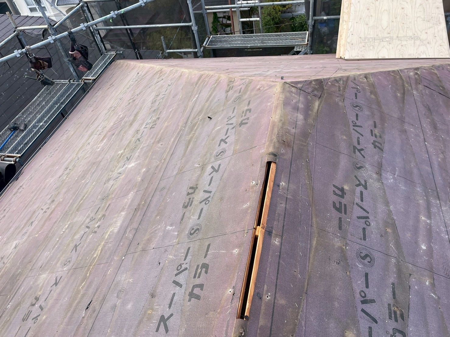 屋根　葺き替え　工事　棟　スレート　ルーフィング