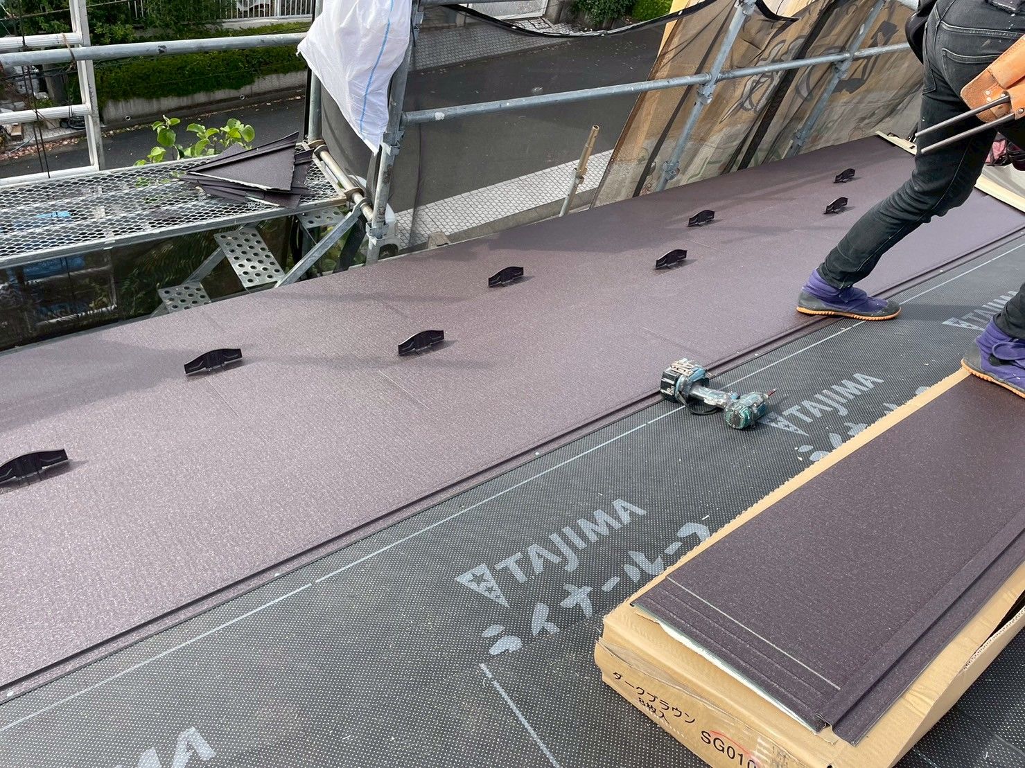 屋根　葺き替え　シルキーG２　ガルバリウム鋼板　ダークブラウン　雪止め