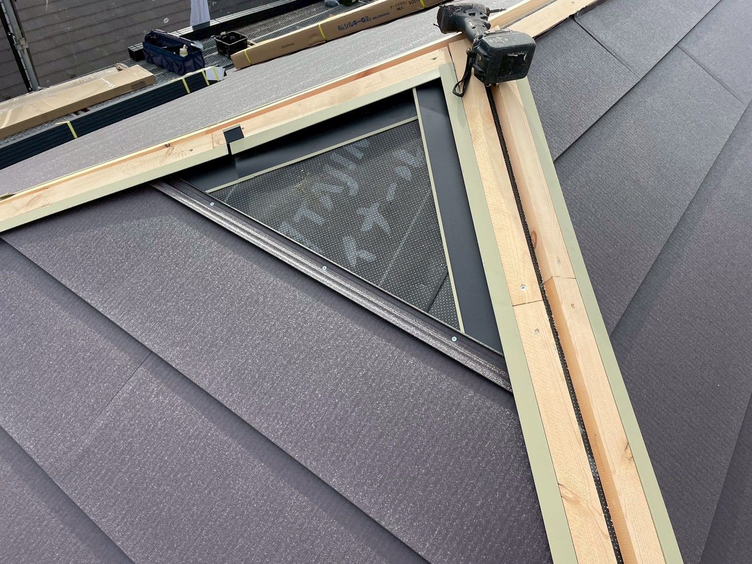 屋根　葺き替え　シルキーG２　ガルバリウム鋼板　ダークブラウン　雪止め