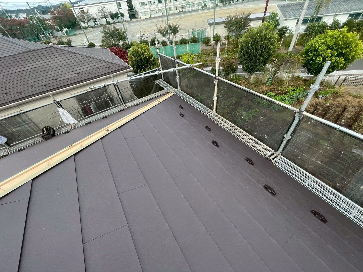 屋根　葺き替え　シルキーG２　ガルバリウム鋼板　ダークブラウン　雪止め