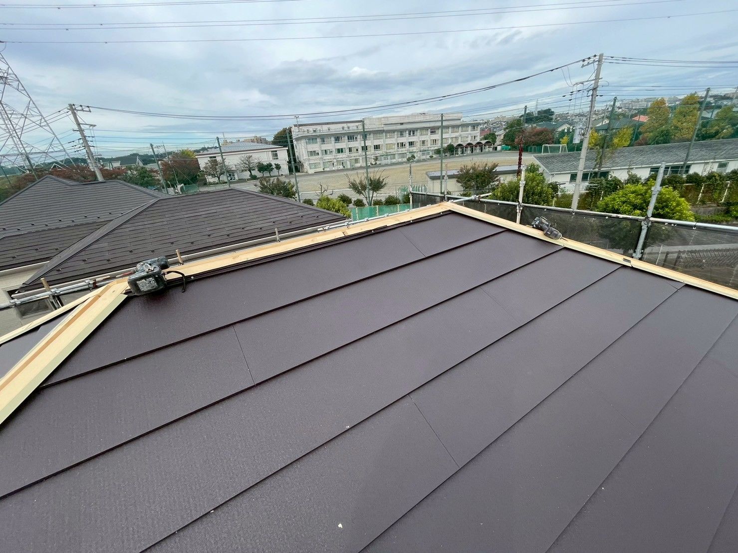 屋根　葺き替え　シルキーG２　ガルバリウム鋼板　ダークブラウン　雪止め