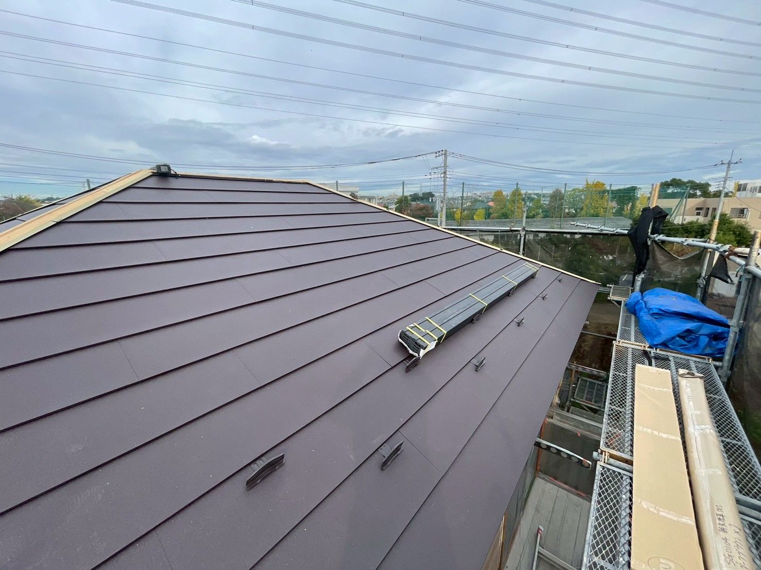 屋根　葺き替え　シルキーG２　ガルバリウム鋼板　ダークブラウン　雪止め