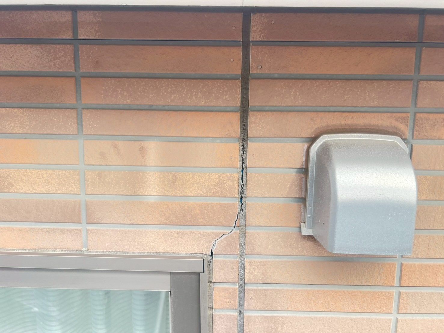 麻生区　外壁塗装　メンテナンス　目地交換　シーリング　コーキング　SRシール100　クラック　ひび割れ