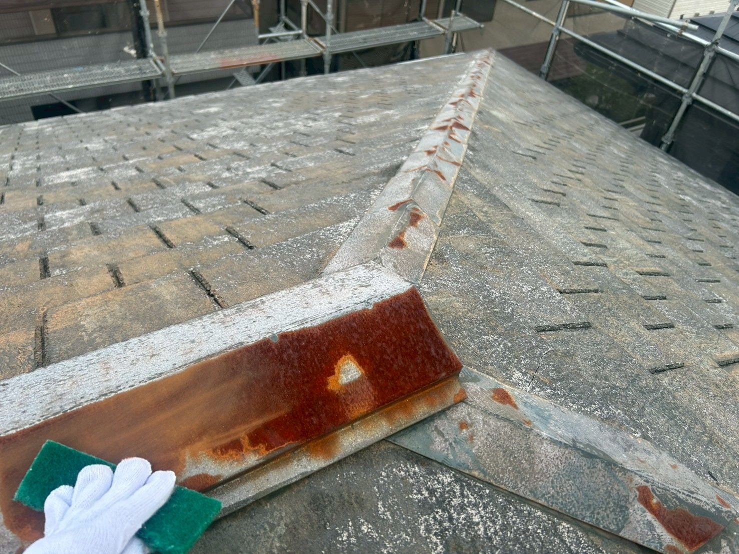 麻生区　屋根塗装　ケレン　錆　棟板金　下地処理