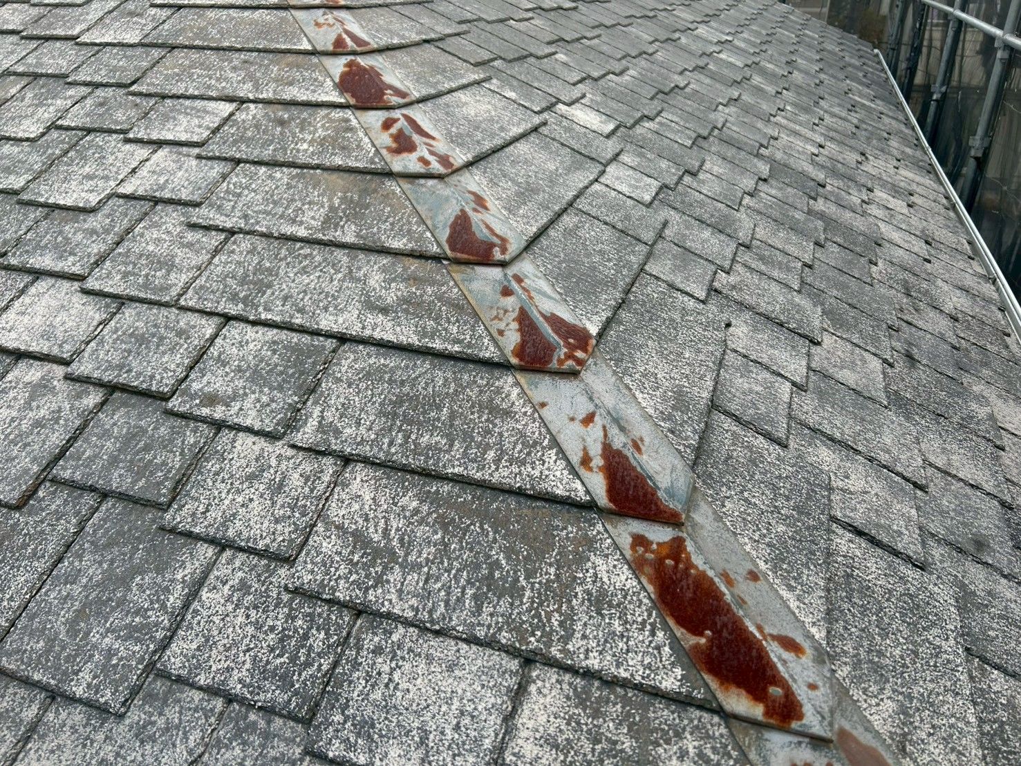 麻生区　屋根塗装　ケレン　錆　棟板金　下地処理