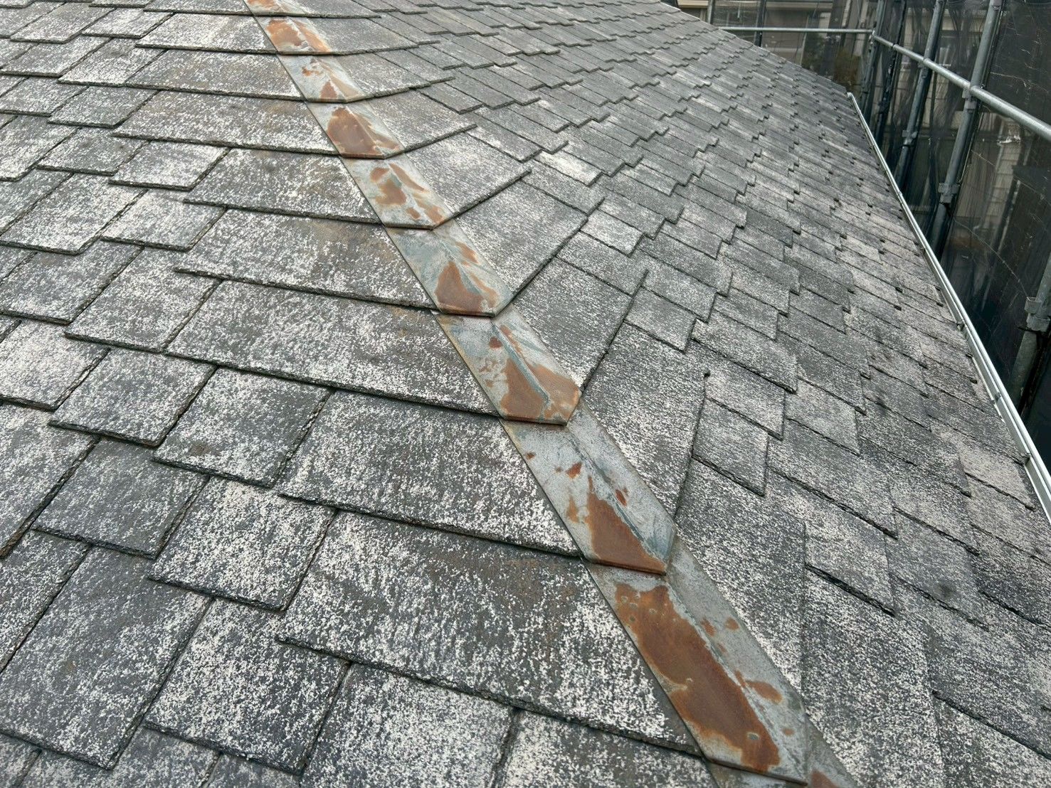 麻生区　屋根塗装　ケレン　錆　棟板金　下地処理