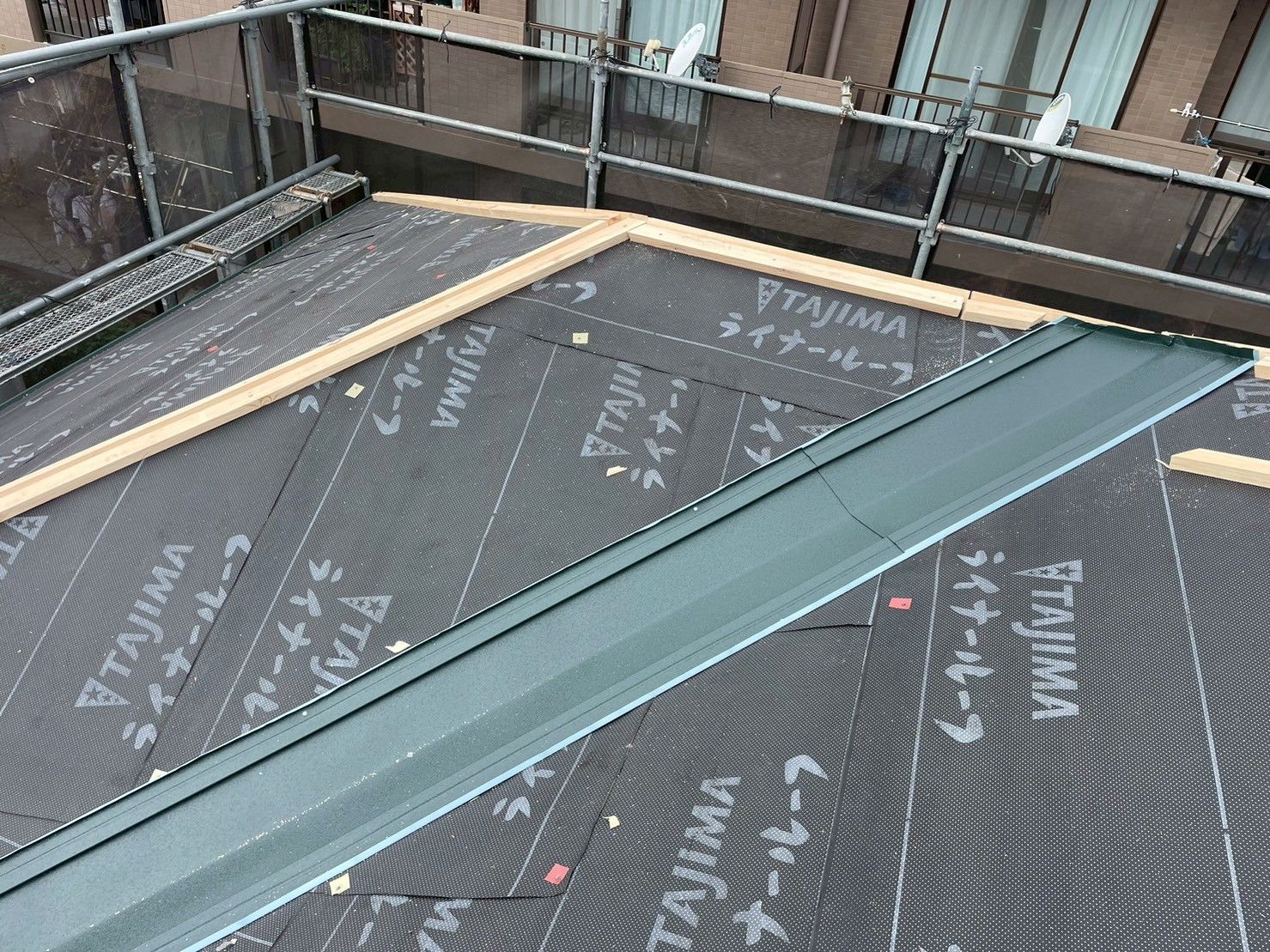 麻生区　屋根カバー工事　スーパーガルテクト　シェイドモスグリーン　断熱材付き　SGL鋼板