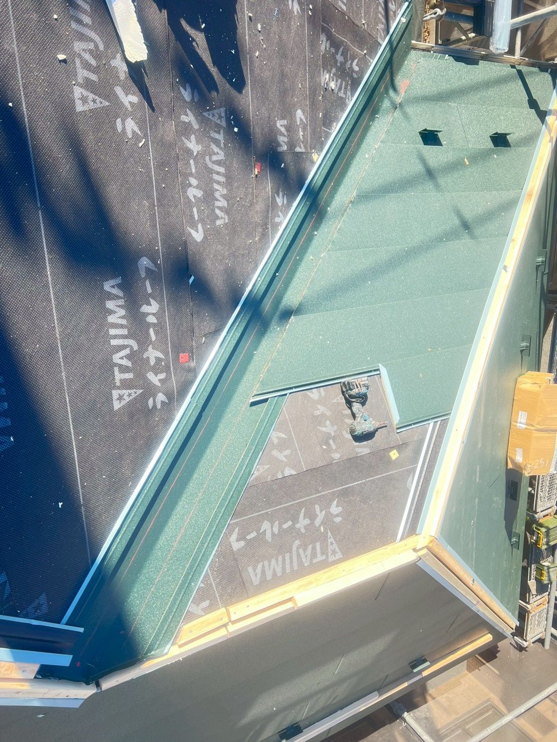 麻生区　屋根カバー工事　スーパーガルテクト　シェイドモスグリーン　断熱材付き　SGL鋼板