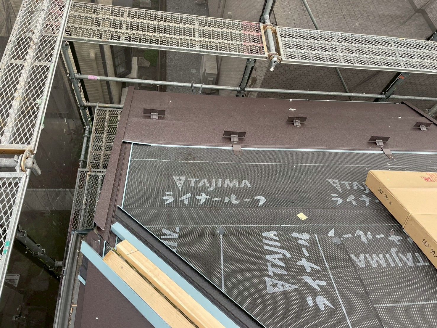 麻生区　屋根カバー工事　スーパーガルテクト　シェイドブラウン　断熱材
