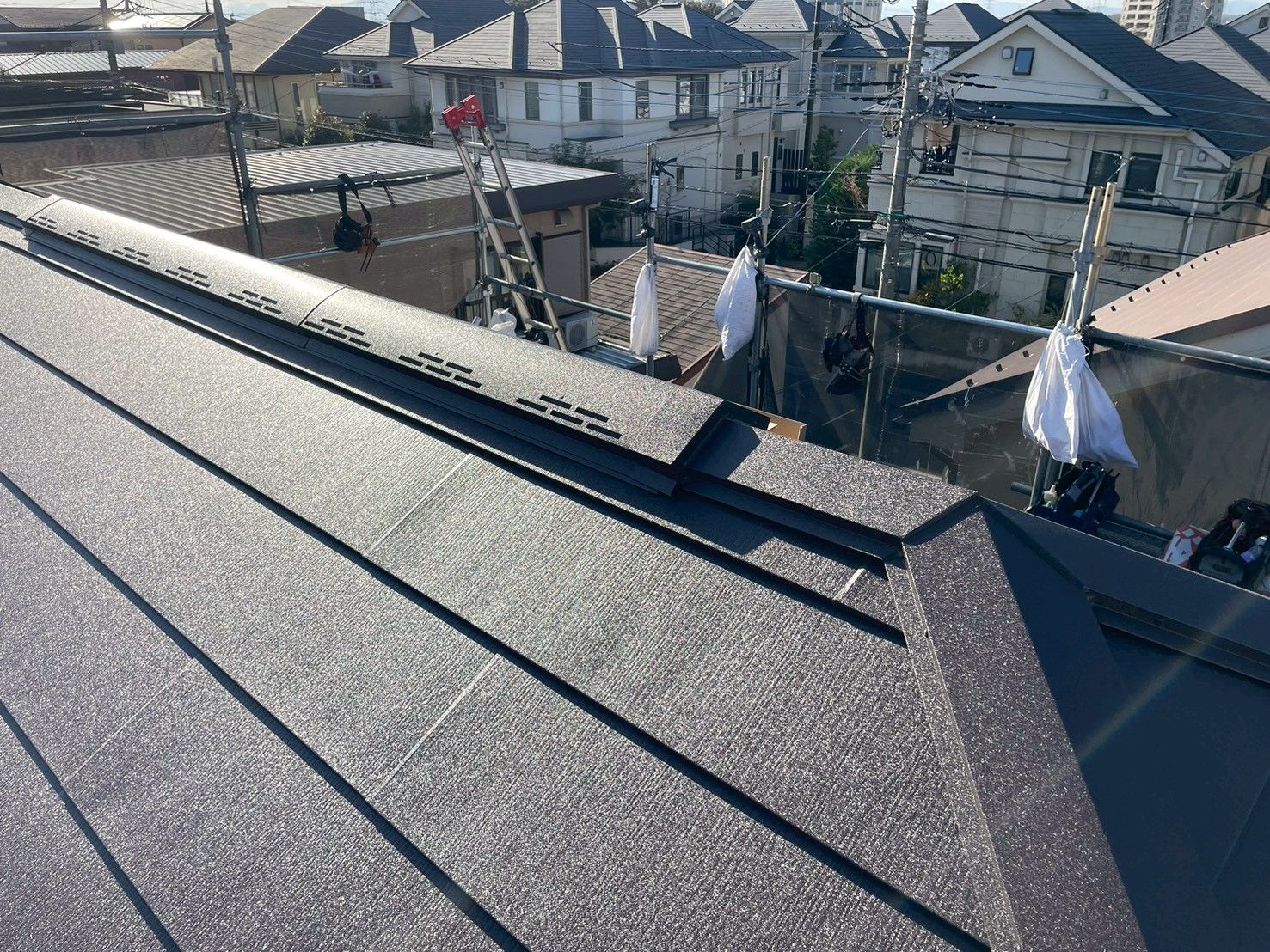 麻生区　屋根カバー工事　スーパーガルテクトシェイドブラウン　断熱材付きガルバリウム鋼板　SGL鋼板