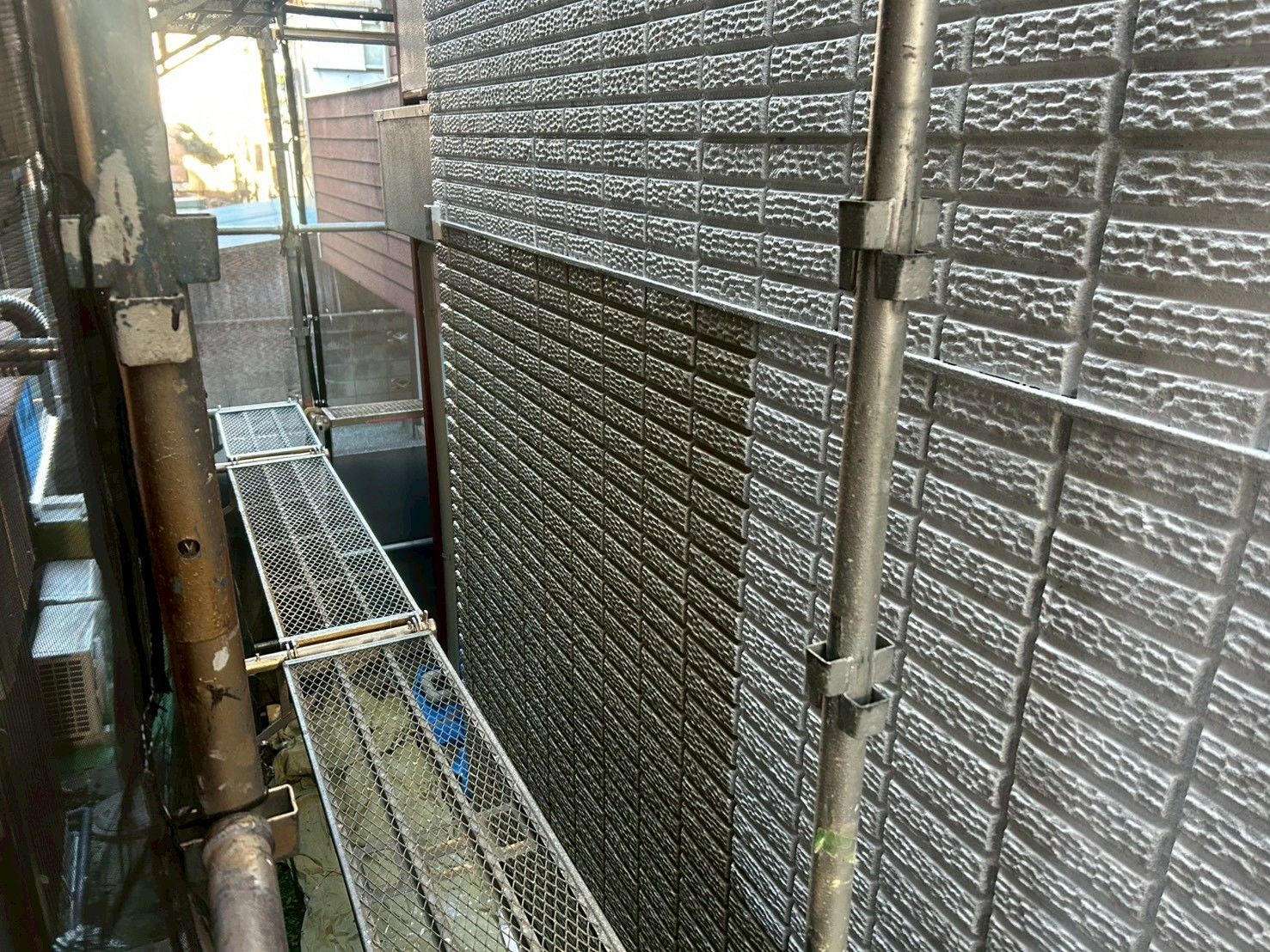 多摩区　外壁塗装　下塗り　エポパワーシーラー