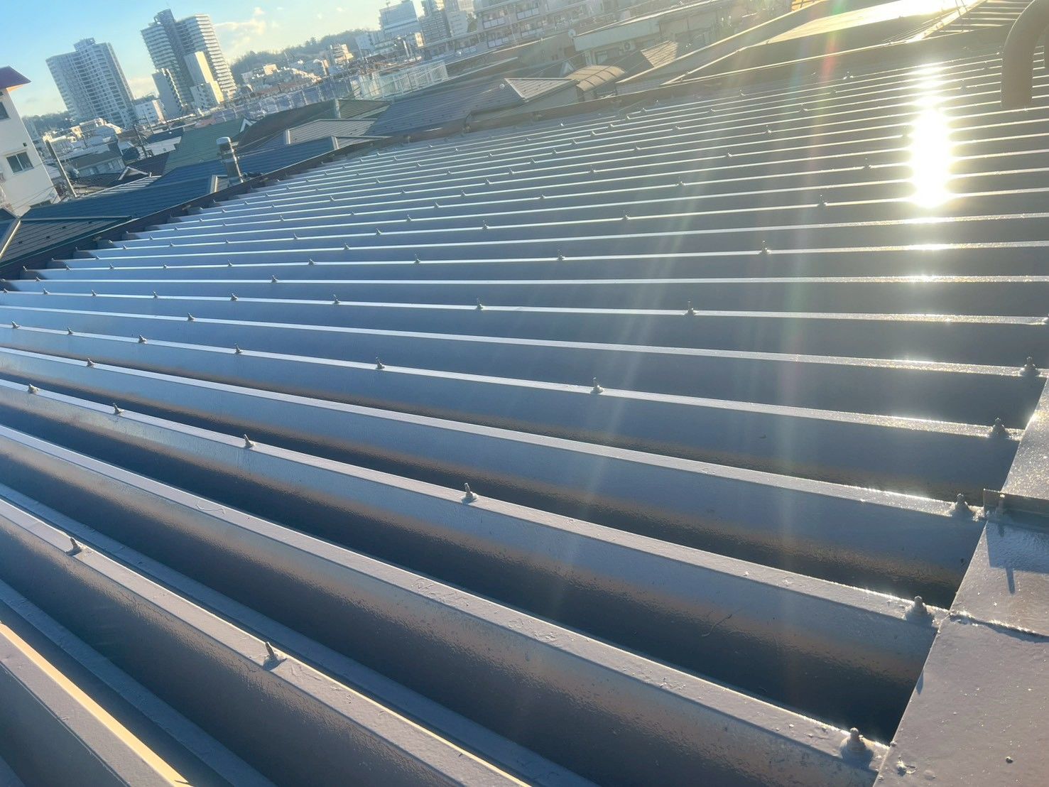 多摩区　屋根塗装　折半屋根　シリコン塗料　SR109