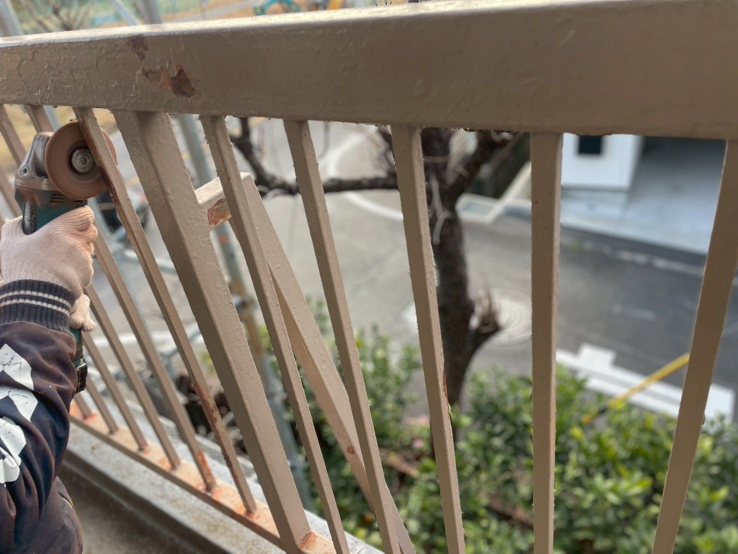 多摩区　バルコニー　手すり　塗装　下処理　ケレン　錆