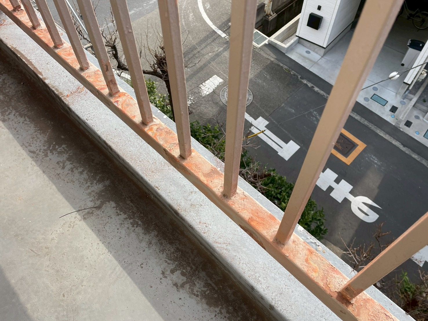 多摩区　バルコニー　手すり　塗装　下処理　ケレン　錆