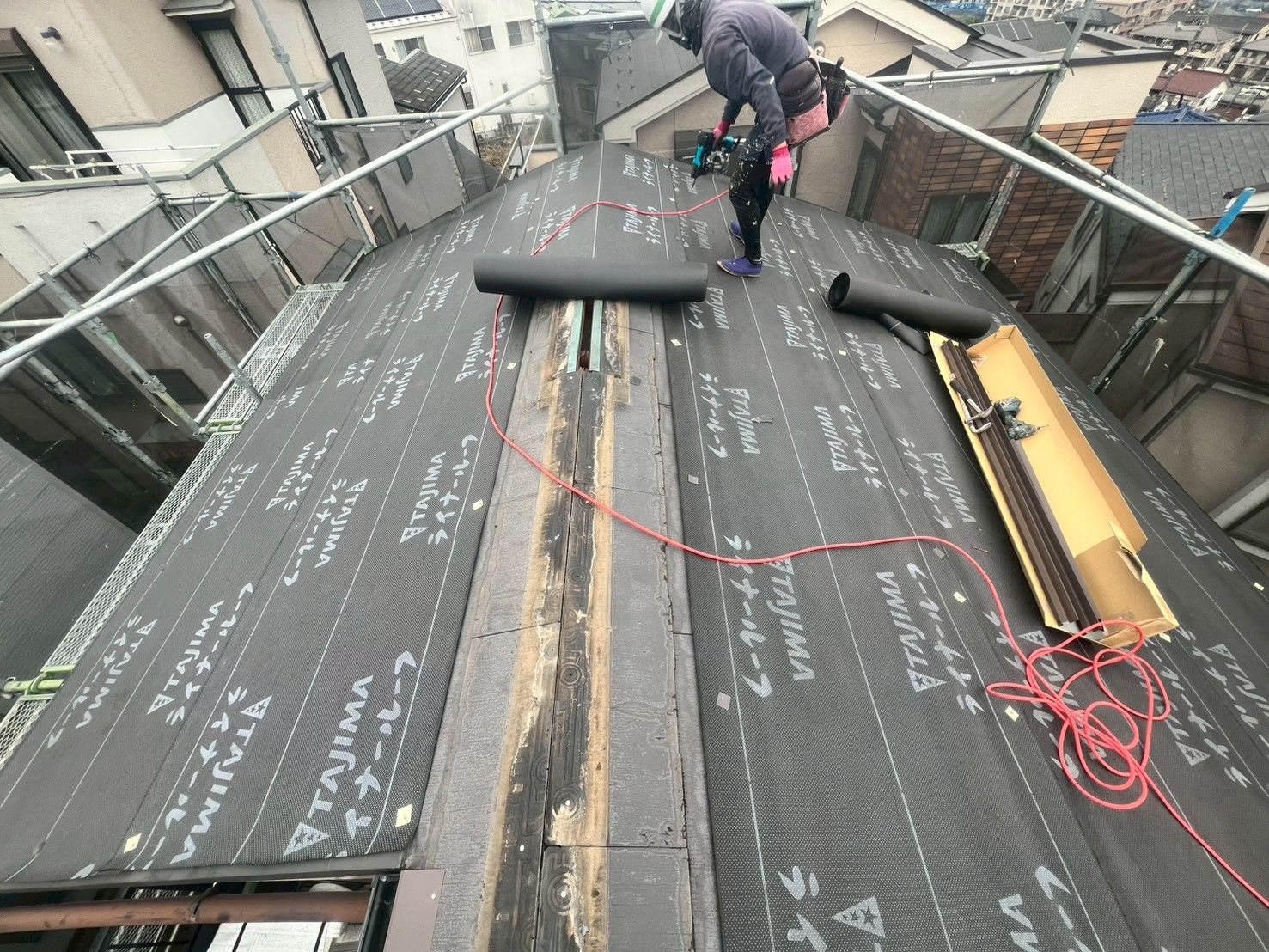 多摩区　屋根カバー　棟板金撤去　スレート