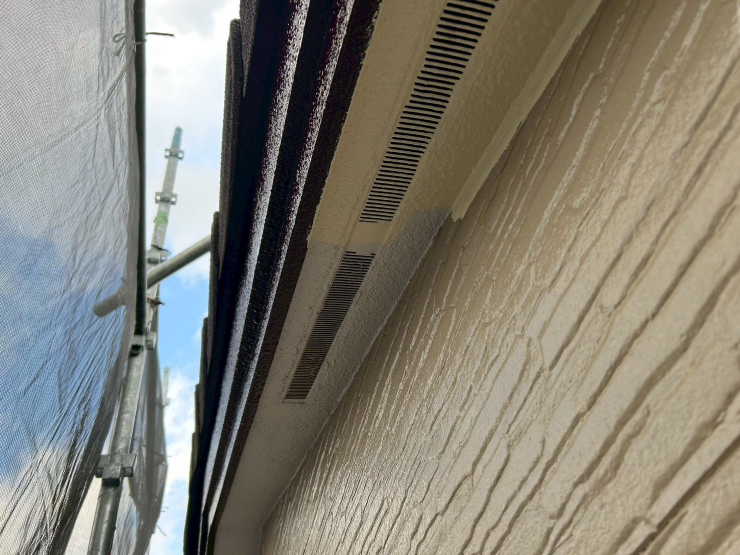 多摩区　外壁塗装　軒天　換気口　